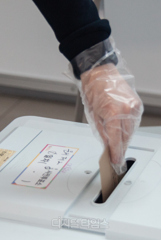 21대 국회의원선거 사전투표가 실시된 지난 10일 인천국제공항 제1터미널에 마련된 사전투표소에서 유권자들이 투표하고 있다. 박동욱기자 fufus@